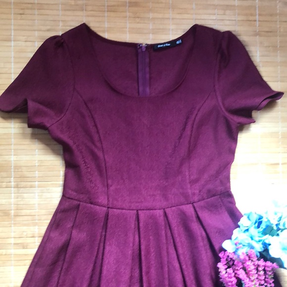 Burgundy brocade fit and flare dress - Picture 4 of 11